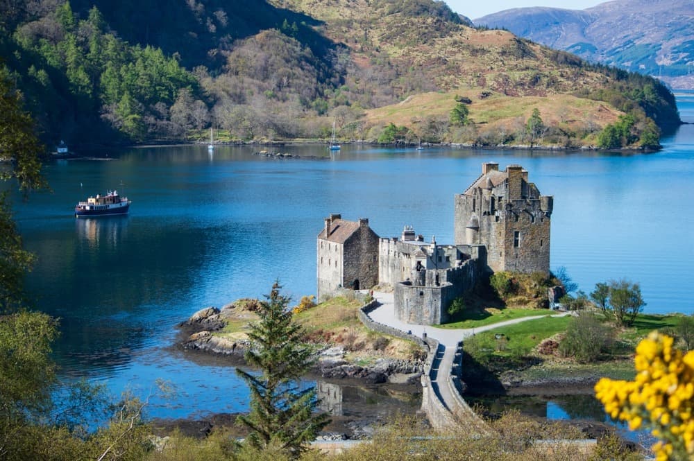 chateau eilean donan shutterstock 2306233405